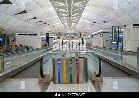 HONGKONG, CHINA - 08. DEZEMBER 2023: Recycling von Abfallbehältern vor dem Laufsteg am internationalen Flughafen Hongkong. Stockfoto