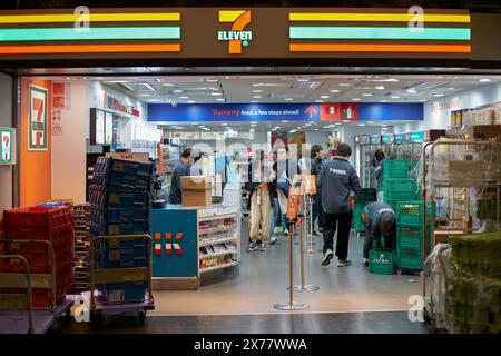 HONGKONG, CHINA - 08. DEZEMBER 2023: 7-11-Filiale am internationalen Flughafen Hongkong. Stockfoto