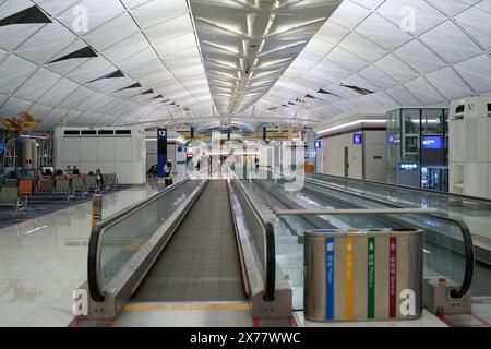 HONGKONG, CHINA - 08. DEZEMBER 2023: Laufsteg am internationalen Flughafen Hongkong. Stockfoto