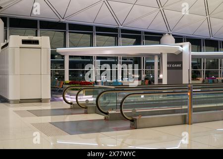 HONGKONG, CHINA - 08. DEZEMBER 2023: Laufsteg am internationalen Flughafen Hongkong. Stockfoto