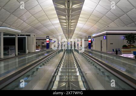 HONGKONG, CHINA - 08. DEZEMBER 2023: Laufsteg am internationalen Flughafen Hongkong. Stockfoto