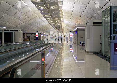 HONGKONG, CHINA - 08. DEZEMBER 2023: Laufsteg am internationalen Flughafen Hongkong. Stockfoto