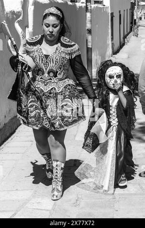 Mutter und Tochter kommen an, um an La Fiesta de la Virgen de la Candelaria, San Pedro de Atacama, Region Antofagasta, Chile teilzunehmen. Stockfoto