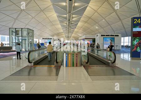 HONGKONG, CHINA - 08. DEZEMBER 2023: Laufsteg am internationalen Flughafen Hongkong. Stockfoto