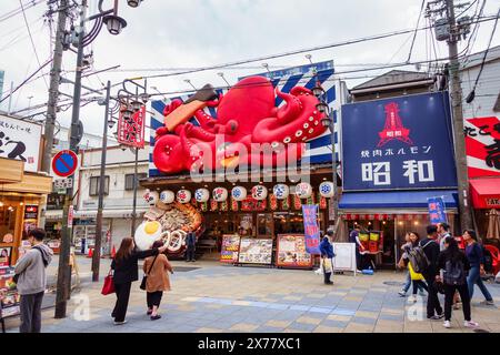 Osaka, Japan, 16. April 2024: Unterhaltungsviertel mit Restaurants und Geschäften in Shinsekai. Stockfoto