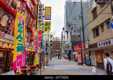 Osaka, Japan, 16. April 2024: Unterhaltungsviertel mit Restaurants und Geschäften in Shinsekai. Stockfoto