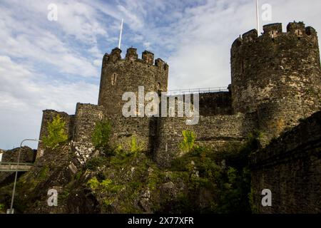 Die imposanten Ruinen des mittelalterlichen Conwy Castle, erbaut auf den Klippen in Nordwales Stockfoto