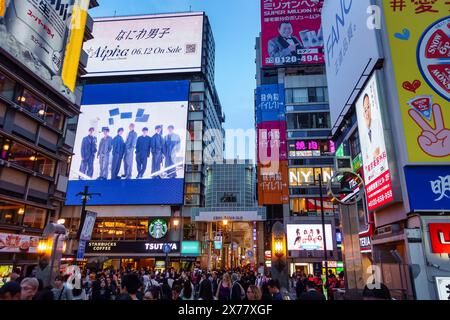 Osaka, Japan, 16. April 2024: Spektakuläre beleuchtete Werbung bei Nacht in der Innenstadt von Osaka. Stockfoto