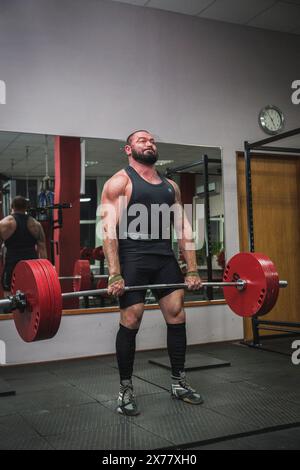 Bila Tserkva, Ukraine, 15. Oktober 2016: Ältere Athletin beim Deadlift Stockfoto