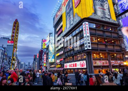 Osaka, Japan, 16. April 2024: Spektakuläre beleuchtete Werbung bei Nacht in der Innenstadt von Osaka. Stockfoto