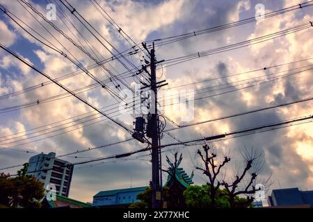 Osaka, Japan, 16. April 2024: Sonnenuntergang mit goldenem Himmel in Osaka. Stockfoto