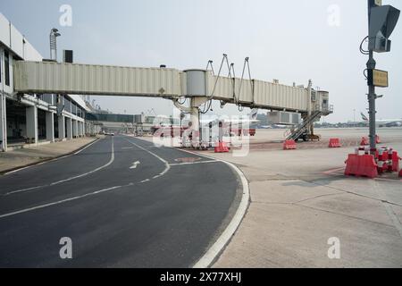 PHUKET, THAILAND - 9. MAI 2023: Phuket International Airport tagsüber. Stockfoto