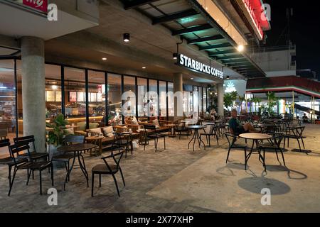 PHUKET, THAILAND - 15. APRIL 2023: Starbucks-Kaffee in Patong, Phuket. Stockfoto