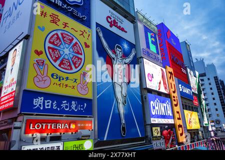 Osaka, Japan, 16. April 2024: Spektakuläre beleuchtete Werbung bei Nacht in der Innenstadt von Osaka. Stockfoto