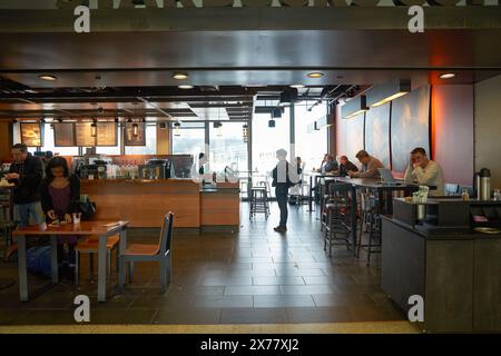 CHICAGO, IL - 22. MÄRZ 2016: Starbucks Coffee am Chicago O'Hare International Airport. O'Hare ist ein wichtiger internationaler Flughafen, der Chicago bedient. Stockfoto