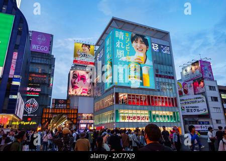 Osaka, Japan, 16. April 2024: Spektakuläre beleuchtete Werbung bei Nacht in der Innenstadt von Osaka. Stockfoto