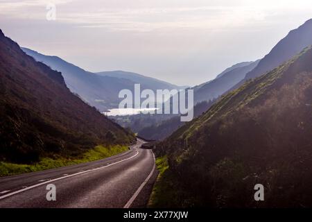 Dramatischer Blick am späten Nachmittag in eines der Täler im Süden des Eryri-Nationalparks in Wales Stockfoto