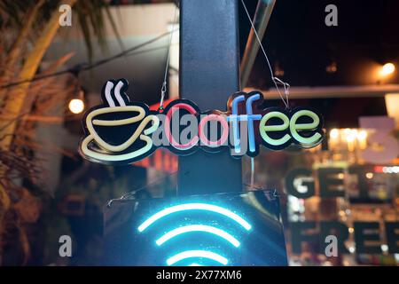 PHUKET, THAILAND - 15. APRIL 2023: Nahaufnahme des Kaffeeschilds in Patong, Phuket. Stockfoto