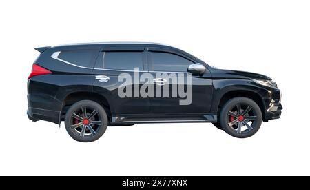 Seitenansicht des schwarzen SUV-Fahrzeugs ist auf weißem Hintergrund mit Beschneidungspfad isoliert. Stockfoto