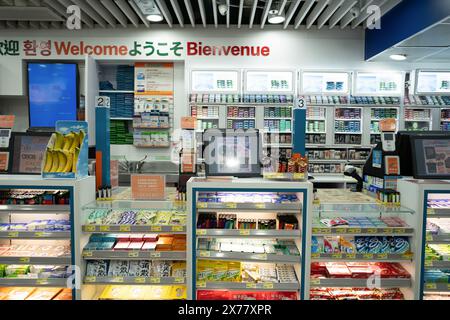 HONGKONG, CHINA - 4. DEZEMBER 2023: 24-11-Geschäft am Hong Kong International Airport. Stockfoto