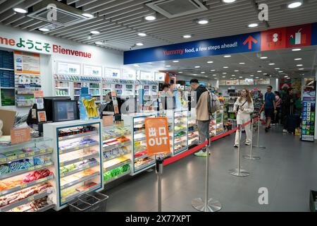 HONGKONG, CHINA - 4. DEZEMBER 2023: 24-11-Geschäft am Hong Kong International Airport. Stockfoto