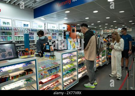 HONGKONG, CHINA - 4. DEZEMBER 2023: 24-11-Geschäft am Hong Kong International Airport. Stockfoto