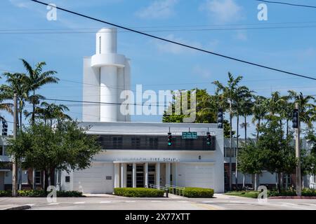 Miami Beach, FL - 2. April 2024: Das Gebäude der Feuerwehr im Art déco-Design Dade Boulevard Miami Beach wurde als Administrat für öffentliche Arbeiten errichtet Stockfoto