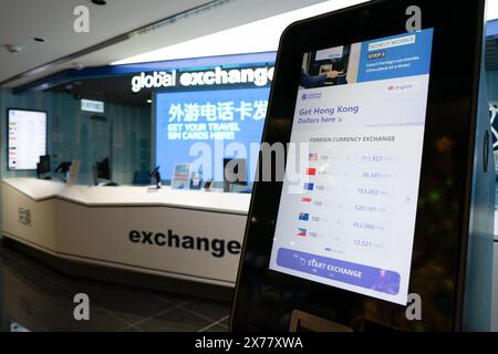 HONGKONG, CHINA - 4. DEZEMBER 2023: Wechselkurs auf einem digitalen Display-Monitor am Global Exchange am internationalen Flughafen Hongkong. Stockfoto