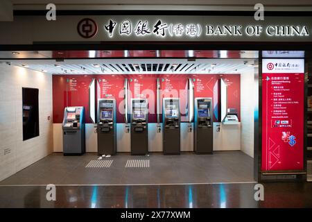 HONGKONG, CHINA - 4. DEZEMBER 2023: Geldautomaten der Bank of China am internationalen Flughafen Hongkong Stockfoto
