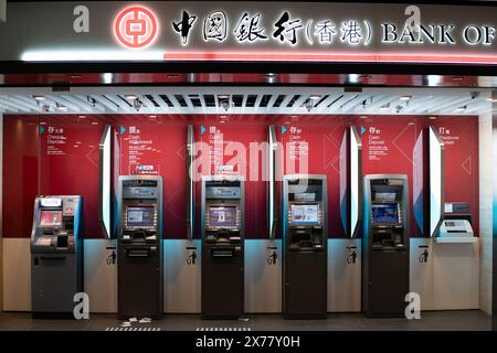 HONGKONG, CHINA - 4. DEZEMBER 2023: Geldautomaten der Bank of China am internationalen Flughafen Hongkong Stockfoto