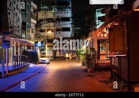 PHUKET, THAILAND - 25. APRIL 2023: Chaloemphrakiat Road in Patong, Phuket bei Nacht. Stockfoto