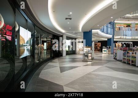 PHUKET, THAILAND - 20. APRIL 2023: Innenaufnahme des Jungceylon-Einkaufszentrums in Patong, Phuket. Stockfoto