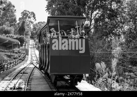 Touristen Nehmen Die Seilbahn Von Der Spitze Des Cerro San Cristobal, Santiago, Chile, Stockfoto