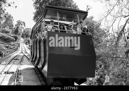 Touristen Nehmen Die Seilbahn Von Der Spitze Des Cerro San Cristobal, Santiago, Chile, Stockfoto