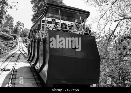 Touristen Nehmen Die Seilbahn Von Der Spitze Des Cerro San Cristobal, Santiago, Chile, Stockfoto