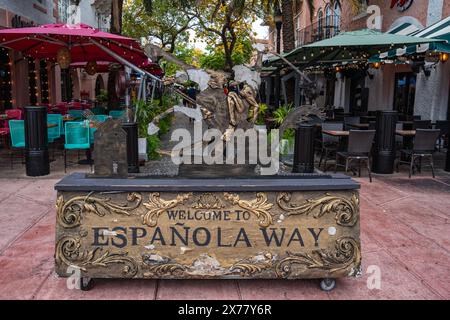 Miami Beach, FL - 4. April 2024: Der Espanola Way in South Beach ist eine historische Straße mit Geschäften und Restaurants, nur eine Fußgängerzone zwischen der Washington Avenue und Stockfoto