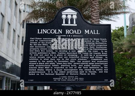 Miami Beach, FL - 4. April 2024: Die Lincoln Road Mall, eine Fußgängerzone, wurde von Carl Fisher als Main Street für Miami Beach konzipiert. It Stockfoto