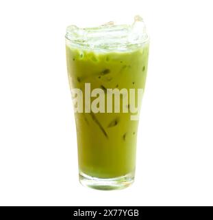 Vorderansicht des grünen Eistees Matcha mit Kondensmilch in transparentem Glas ist isoliert auf weißem Hintergrund mit Schneidepfad Stockfoto