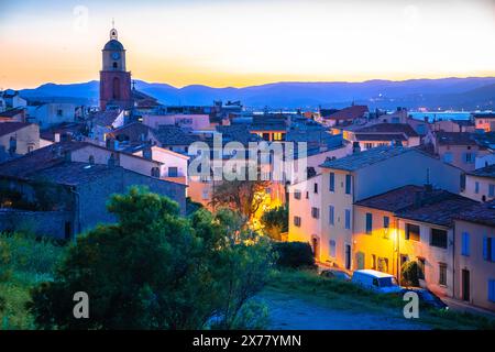 Die Skyline von Saint Tropez mit atemberaubendem Blick auf den Sonnenuntergang, luxuriöses Reiseziel in Südfrankreich Stockfoto