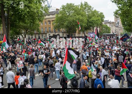 London, Großbritannien. 18. Mai 2024. Pro-palästinensische Anhänger bei einer Nakba-Kundgebung 76 in Whitehall, die zu einem sofortigen Waffenstillstand, einem Ende der Waffenverkäufe an Israel und einem Ende der Feindseligkeiten in Gaza aufrief. Nakba 76 feiert den Jahrestag der Nakba, als die Palästinenser bewegt wurden, um Platz für den Staat Israel zu machen. Quelle: Stephen Chung / Alamy Live News Stockfoto