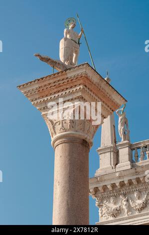 Piazza San Marko in Venedig in Italien - Detail mit Säulen von St. Markus und St. Theodore Stockfoto