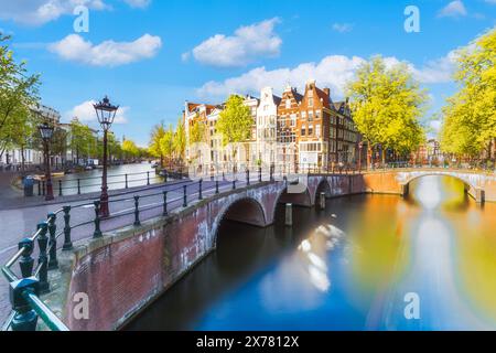 Wunderschöner Blick auf die Amsterdamer Kanäle mit Brücke und typisch holländischen Häusern. Niederlande Stockfoto