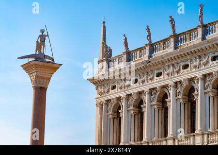 Piazza San Marko in Venedig in Italien - Detail mit Säulen von St. Markus und St. Theodore Stockfoto