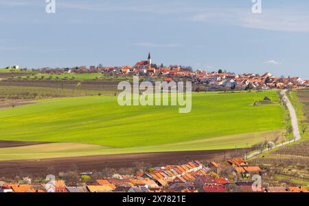Blick auf das Dorf Vrbice vom Aussichtsturm Slunecna in der Nähe von Velke Pavlovice in der Weinregion Südmähren, Tschechische Republik, Europa. Stockfoto