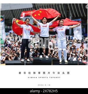 Peking, Sun Sibei und Deng Yawen (L bis R) aus China feiern auf dem Podium während der Preisverleihung des Cycling BMX Freestyle Women's Park Finals bei der Olympischen Qualifikationsserie Shanghai im ostchinesischen Shanghai. Mai 2024. Sun Jiaqi, Sun Sibei und Deng Yawen (L bis R) aus China feiern auf dem Podium während der Verleihung des Finales des Cycling BMX Freestyle Women's Park bei der Olympischen Qualifikationsserie Shanghai im ostchinesischen Shanghai am 18. Mai 2024. Quelle: Wang Kaiyan/Xinhua/Alamy Live News Stockfoto