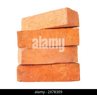 Seitenansicht der gerissenen alten roten oder orangen Steine im Stapel ist auf weißem Hintergrund mit Beschneidungspfad isoliert. Stockfoto