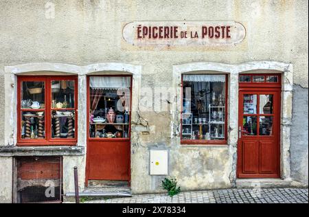 Das alte Antik-Geschäft in Frankreich, aber draußen steht auf Französisch: epicerie de la poste'. Das heißt im englischen Supermarkt und in der Post Stockfoto