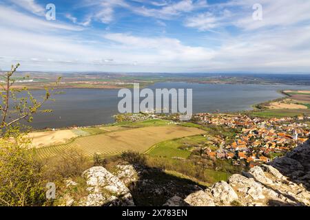 Das Dorf Pawlow mit Weinbergen oberhalb des Stausees Nove Mlyny. Blick von oben vom Devicky Castle in Südmähren, Tschechien, Europa. Stockfoto