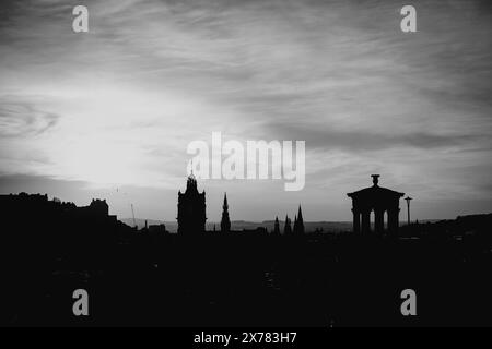 Edinburgh Schottland: 13. Februar 2024: Aussichtspunkt Carlton Hill bei Sonnenuntergang. Silhouette der Skyline von Edinburgh in Schwarz und weiß Stockfoto