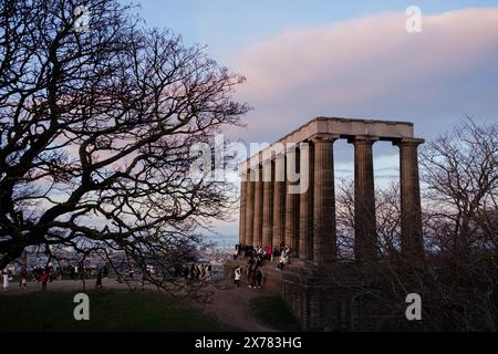 Edinburgh Schottland: 13. Februar 2024: Touristen genießen den Aussichtspunkt Carlton Hill bei Sonnenuntergang. Skyline von Edinburgh Stockfoto